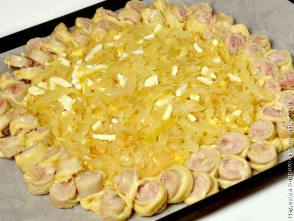 Плетеный пирог с колбасками и капустой